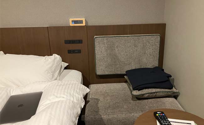 小さなテーブルとソファ