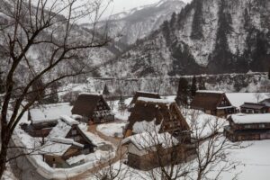 雪化粧した合掌造り集落