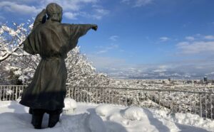 立山を開山した人の像