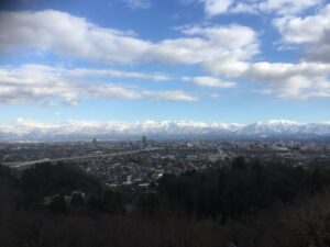 富山市内の街並みと立山連峰