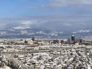 富山市内の街並みと立山連峰