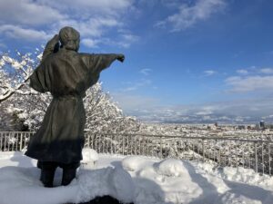 立山を開山した人の像