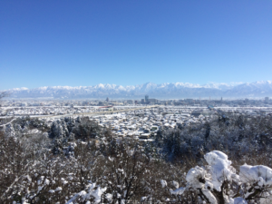 雪化粧した富山市内と立山連峰