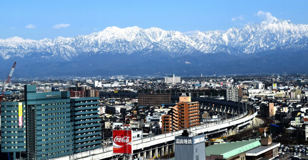 富山市の街並みと立山連峰