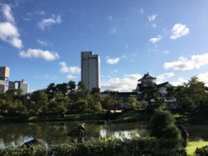 富山城天守とANAクラウンプラザホテル