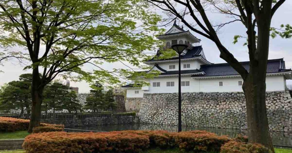 通訳ガイドで富山城址公園へ|訪日観光客に富山藩の歴史を語る